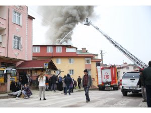 Kocaeli'de bir apartmanın çatısında çıkan yangın hasara neden oldu