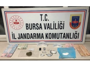 Jandarmadan kaçarken çamura saplandılar...Araçtan uyuşturucu çıktı