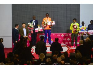 Maratonda dereceye girenlere madalyaları verildi