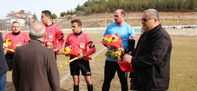 Dili boğazına kaçan futbolcuyu kurtaran kaleciye, teşekkür plaketi