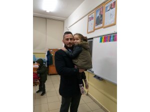 Belediye başkan yardımcısı engelli öğrenciyi kendi aracıyla okula götürüyor