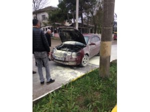 Seyir halinde alev alan otomobile ilk müdahaleyi vatandaş yaptı