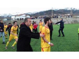 Futbolcular sahada tekme-tokat kavga etti, polis havaya ateş açtı