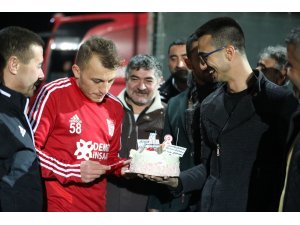 Kaptan Ziya Erdal’a sürpriz doğum günü kutlaması