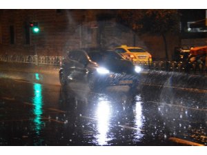 Gece saatlerinde başlayan yağmur İstanbul’da etkili oldu