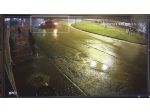 Otomobil ile servis aracı böyle çarpıştı, kaldırımda bekleyen kadınlar da ölümden döndü