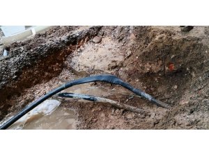 Yer altından kaçak elektrik hattı çekmişler