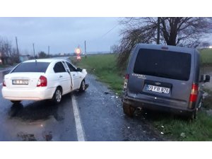 Virajı alamayan kamyonet karşı yönden gelen otomobile çarpıştı; 2 yaralı