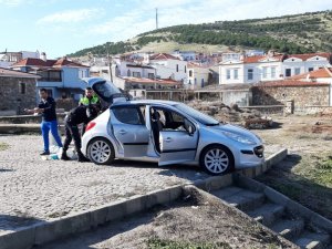 Aracını denize sürdü, camı kıran polis son anda kurtardı