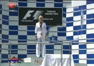 İstiklal Marşı'nı Ajda Pekkan söyledi