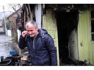 Yanan evinin önünde çaresizce bekleyen yaşlı adam göz yaşlarına hakim olamadı