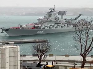 Rus savaş gemisi, İstanbul Boğazı’nda kıyıya sürüklendi