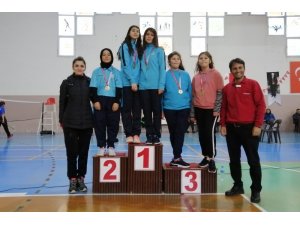 Karaman, badminton kız ve erkeklerde çeyrek finale yükseldi