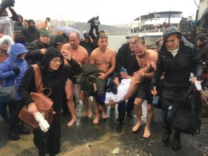 Haç çıkarma töreni sırasında fenalaşan Yunanistan vatandaşı hastaneye kaldırıldı