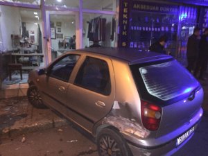 Arkasında seyreden otomobil çarptı, dükkana girdi