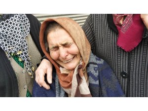 Evinin çatısı yanan yaşlı kadının gözyaşları