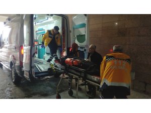 Yoldan çıkan araç su kanalına uçtu: 3 yaralı