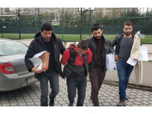 Tüfekle ateş açınca kendisine müdahale eden bekçilere saldırdı