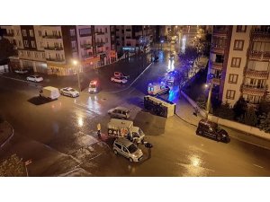 Isparta’da ekmek taşıyan kamyonetin çarptığı işçi servisi devrildi: 4 yaralı