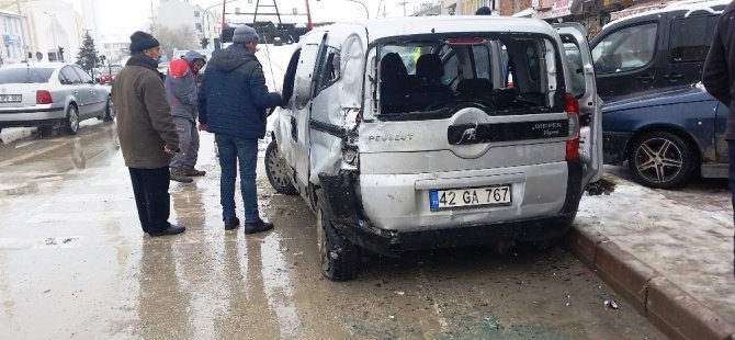 Tır park halindeki hafif ticari araca çarptı