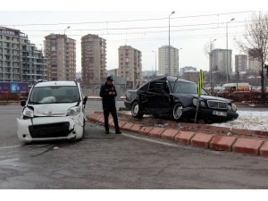 Otomobil ile ticari araç çarpıştı: 9 yaralı