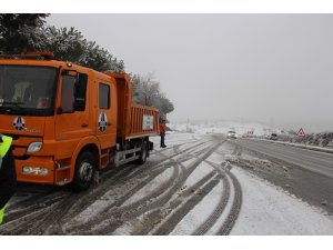 İzmir-Ankara yolunda kar mesaisi