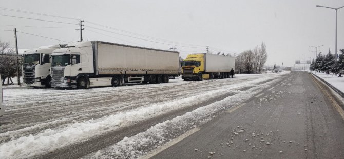 Kar nedeniyle çekici türü araçlara geçiş izni verilmiyor
