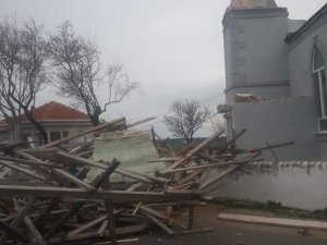 Rüzgar nedeniyle caminin minaresi yıkıldı