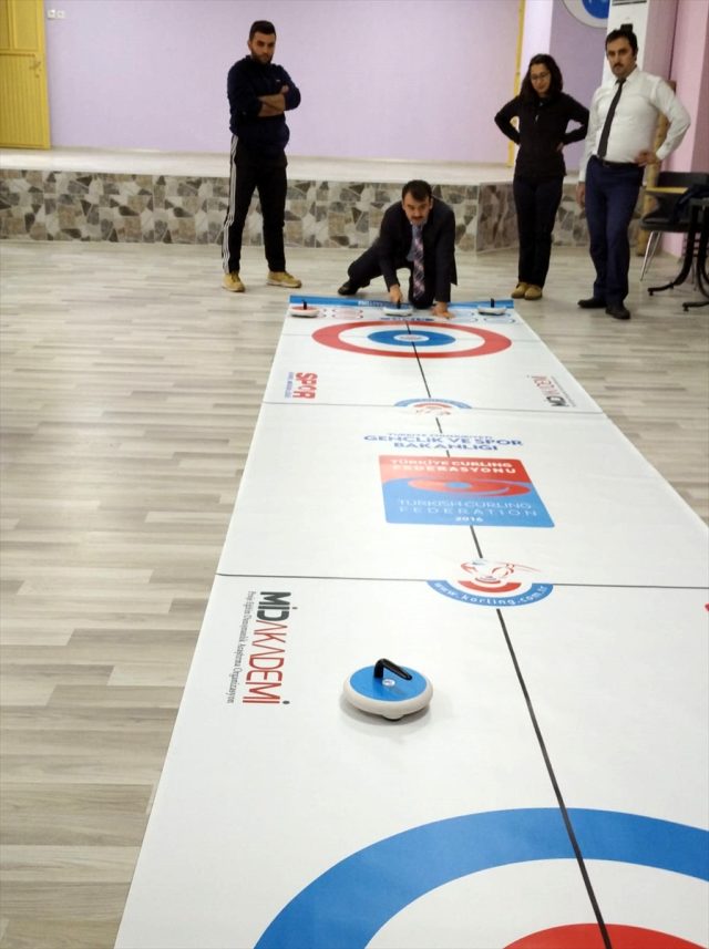 Derebucak'ta öğrenciler "floor curling" sporu ile tanıştı