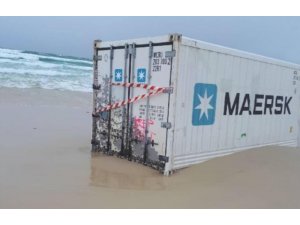 Bozcaada açıklarında denize düşen konteynerlerden biri kıyıya vurdu