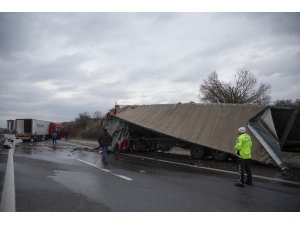 Kapıkule-İstanbul kara yolunda tır kazası nedeniyle 3 saat ulaşım sağlanamadı