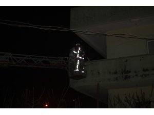 Midyat’ta yangın çıkan binadaki 6 kişi itfaiye merdiveni ile kurtarıldı