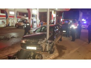Otomobil trafik lambasına çarptı