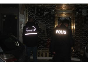Çilingir yardımıyla girdiği evde annesinin cansız bedeniyle karşılaştı