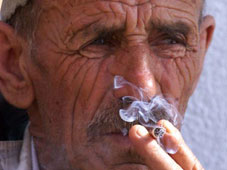 Sigara yasağı kanunu resmileşti