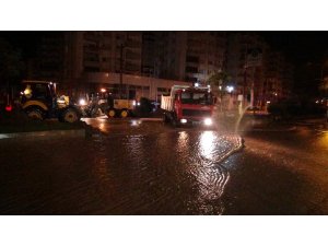 Mersin’de cadde ve sokaklar sular altında kaldı