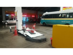 Kontrolden çıkan araç benzinliğe böyle daldı