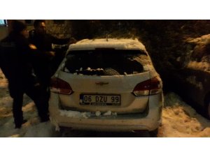 Sincan’da kar yağışı ağaç devirdi