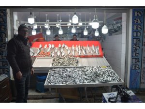 Fırtına balık tezgahlarını vurdu