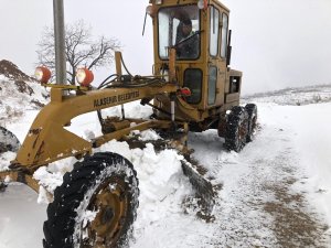Alaşehir’de kar nedeniyle kapanan yollar açıldı