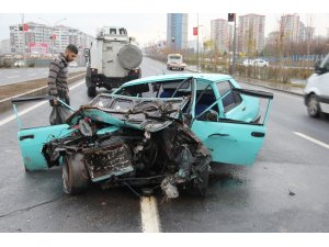 Diyarbakır’da refüje çarpan araç hurdaya döndü: 2 ağır yaralı