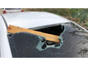 Hatay’da fırtınada kopan çatı otomobillerin üzerine düştü