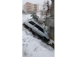 Kontrolden çıkan otomobil eve çarparak durabildi