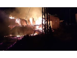 Minarenin devrildiği cami alev alev yandı