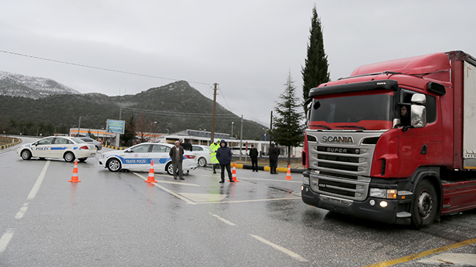 Antalya-Konya kara yolunda ulaşım güçlükle sağlanıyor