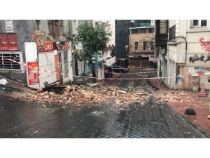 ⁃Beyoğlu’nda 2 katlı metruk binada çökme