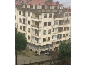 Otomobil apartman boşluğuna uçtu