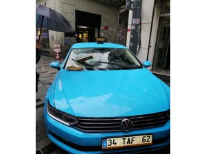 Taksim’de binadan düşen kartonpiyerler taksinin camına saplandı