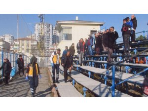 Ayağı tribüne sıkışan taraftarı itfaiye kurtardı