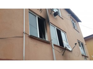 Çıkan yangında 2 çocuğu ve eşini kurtaran baba yoğun bakıma kaldırıldı